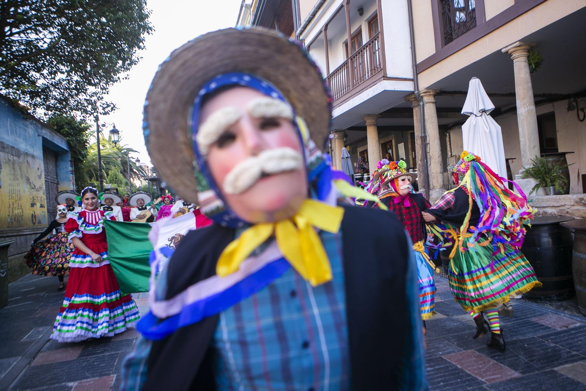 El festival de música y danzas populares llena las calles de Avilés de color