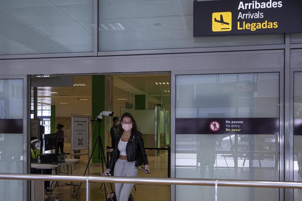 Arriben els primers turistes de l''estiu a l''aeroport de Girona