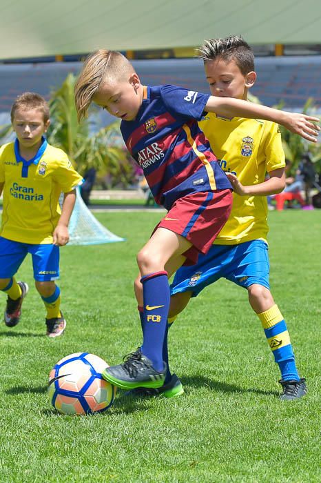 Niños aficionados del FC Barcelona y de la UD ...