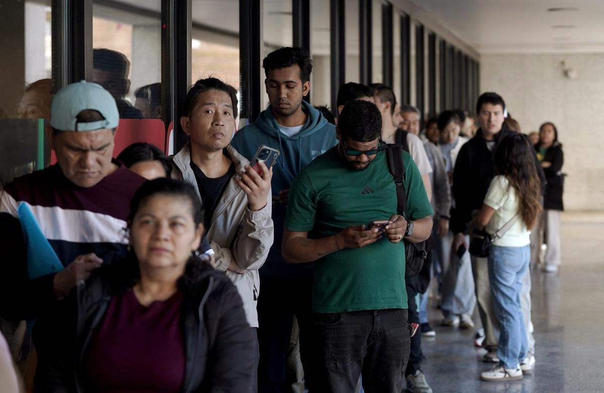 Decenas de personas han acudido esta mañana al Consorcio Regional de Transportes para acreditar su estancia en España.