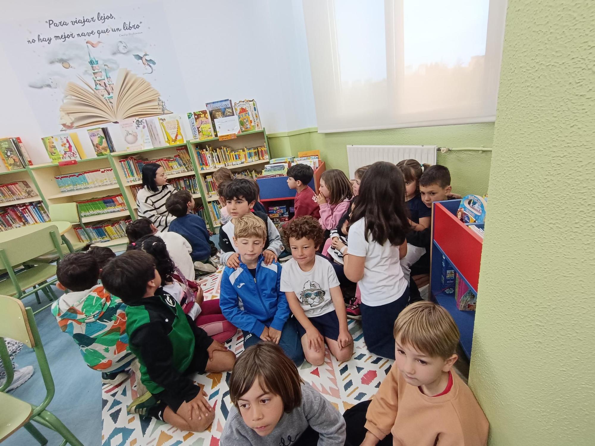 Los alumnos del colegio La Fresneda conocen su nueva biblioteca