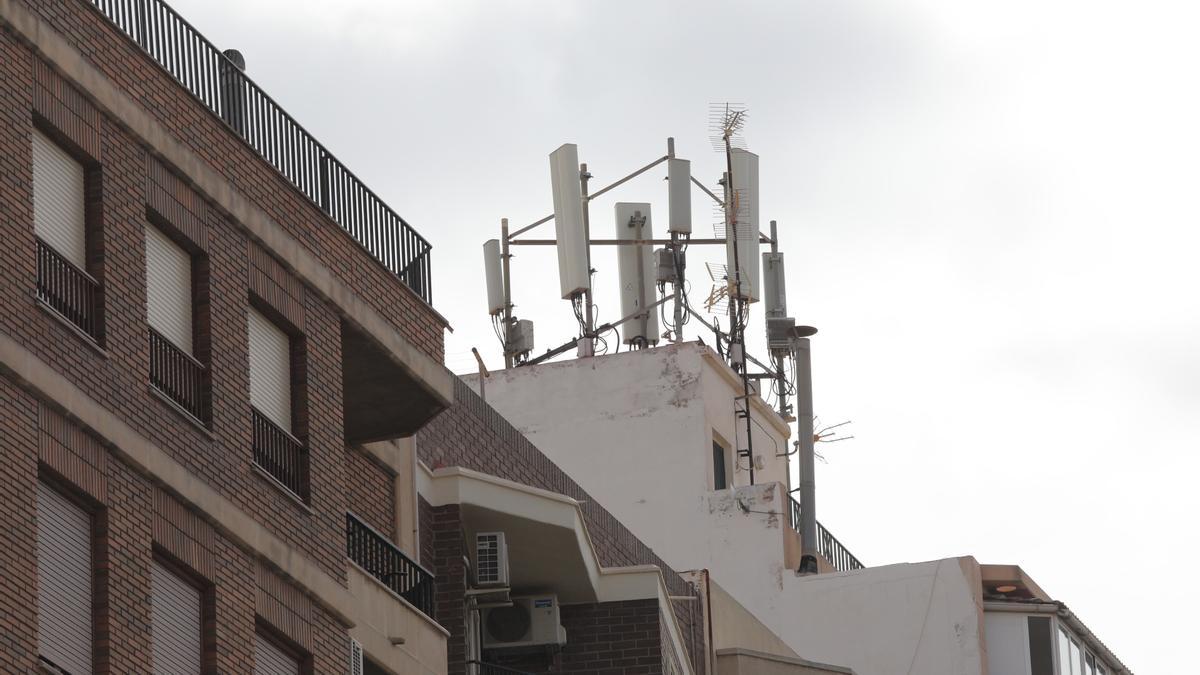 Antenas de telefonía en lo alto de un edificio.