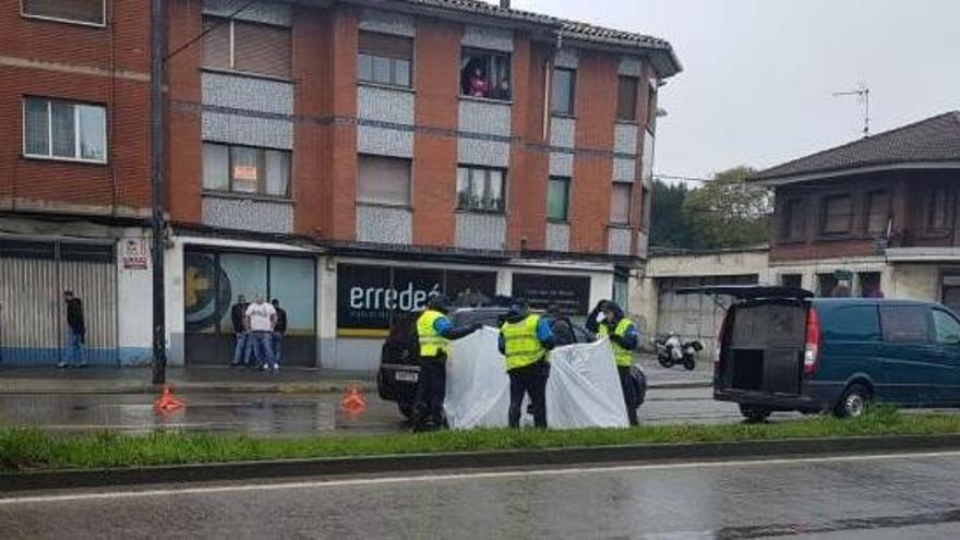 Agentes tapan el cadáver de la víctima.