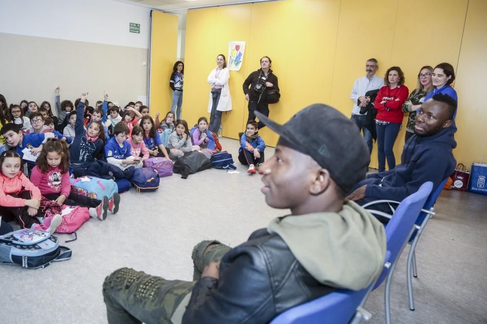 Los jugadores del Oviedo Uwusu y Yeboah visitan a los alumnos del colegio Carmen Ruiz Tilve