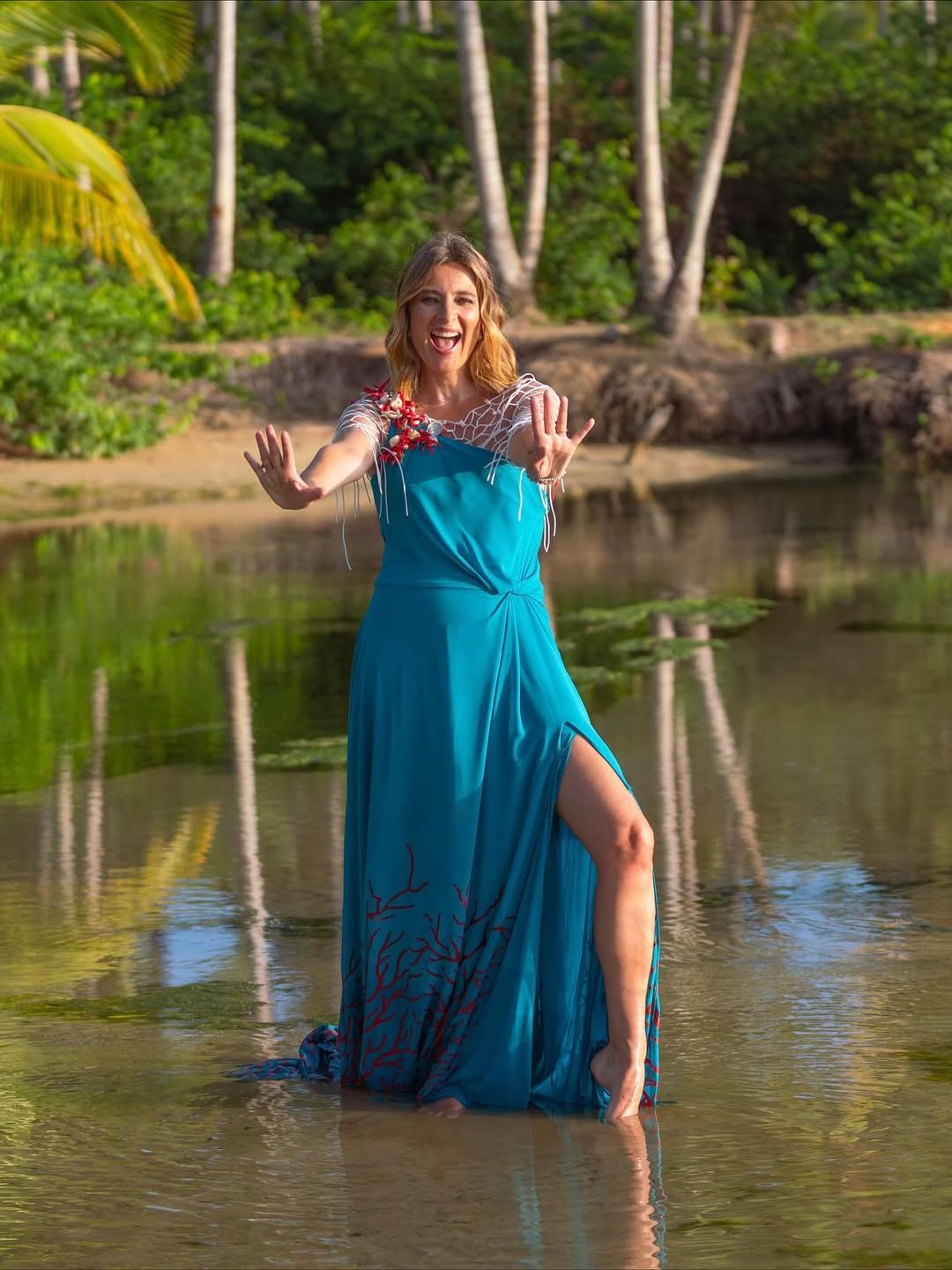 Sandra Barneda con vestido azul en 'La isla de las tentaciones'