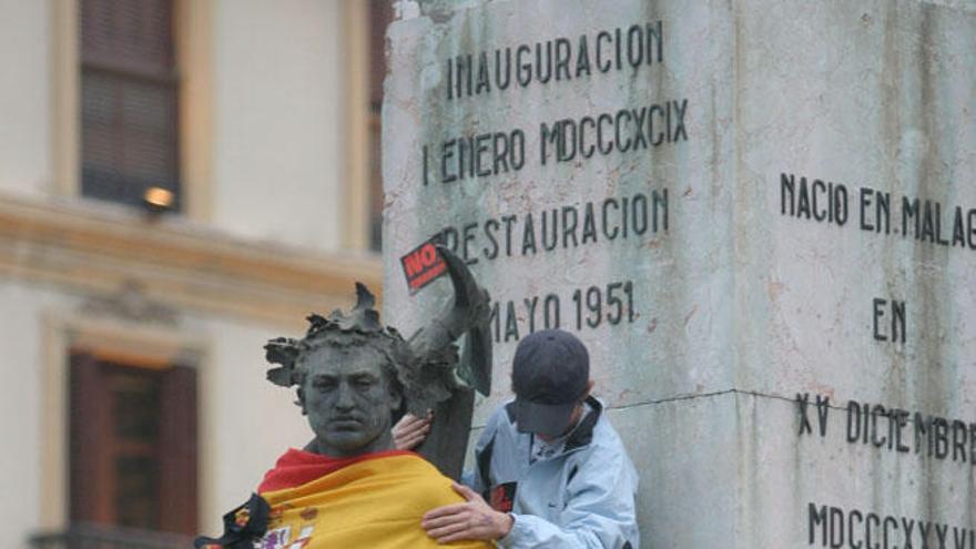 Una estatua, con el crespón y el lazo de luto.