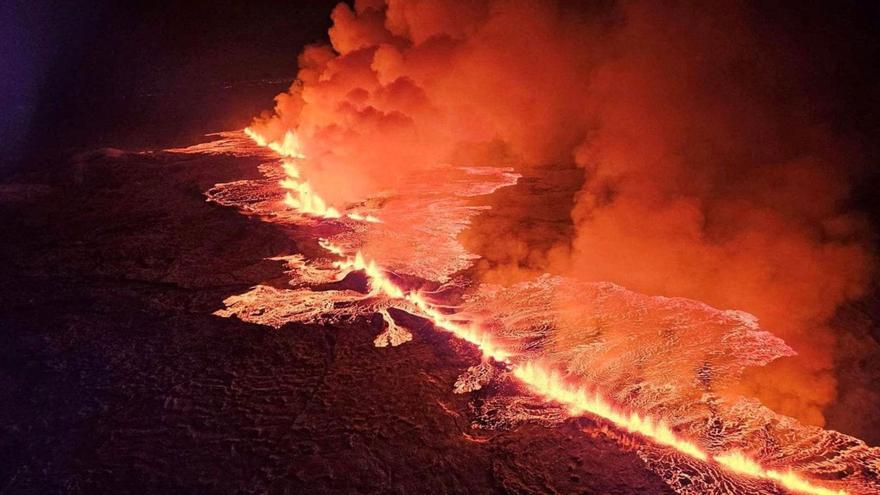 Aspecto de la erupción volcánica en Grindavik, Islandia, en la noche del lunes al martes.