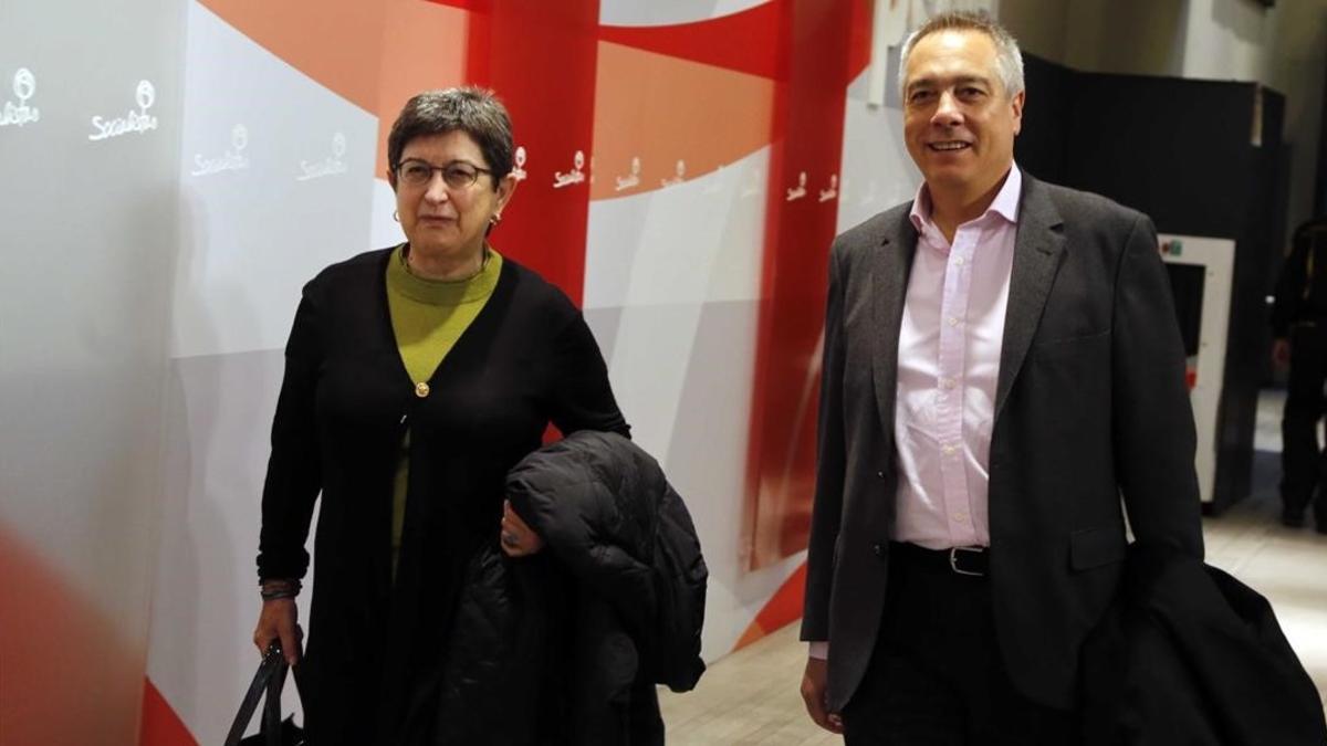 Teresa Cunillera, junto a Pere Navarro, exlíder del PSC, a comienzos del 2014 en la sede del PSOE.