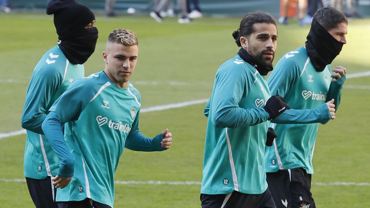 El portero del Real Betis Álvaro Vallés (2d) durante el entrenamiento del equipo, este sábado, en el estadio de La Cartuja.