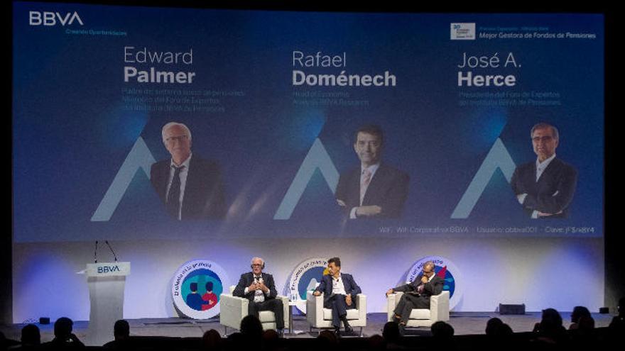 Intervenciones de Edward Palmer, Rafael Doménech y José Herce, en el foro del BBVA, ayer.