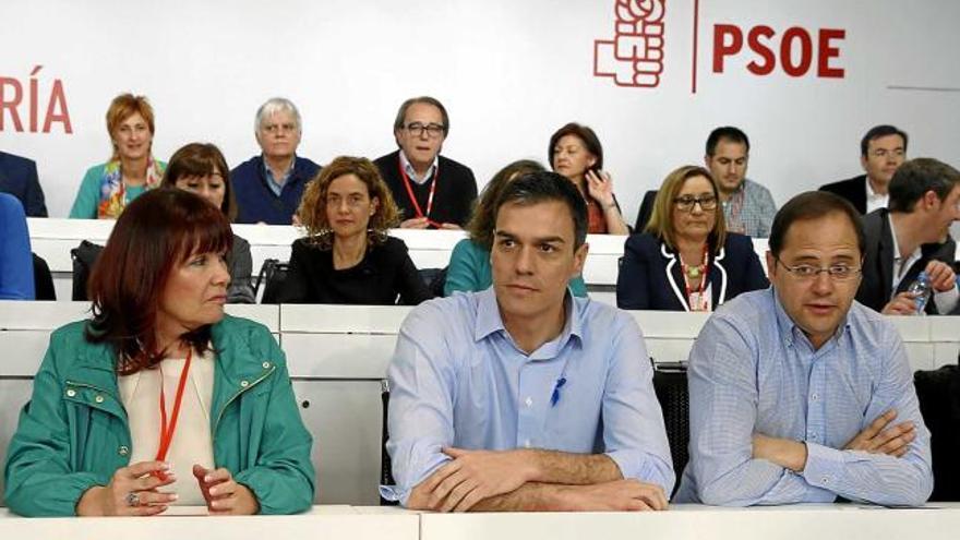 El secretari general del PSOE entre la presidenta, Micaela Navarro, i el secretari d&#039;Organització, César Luena.