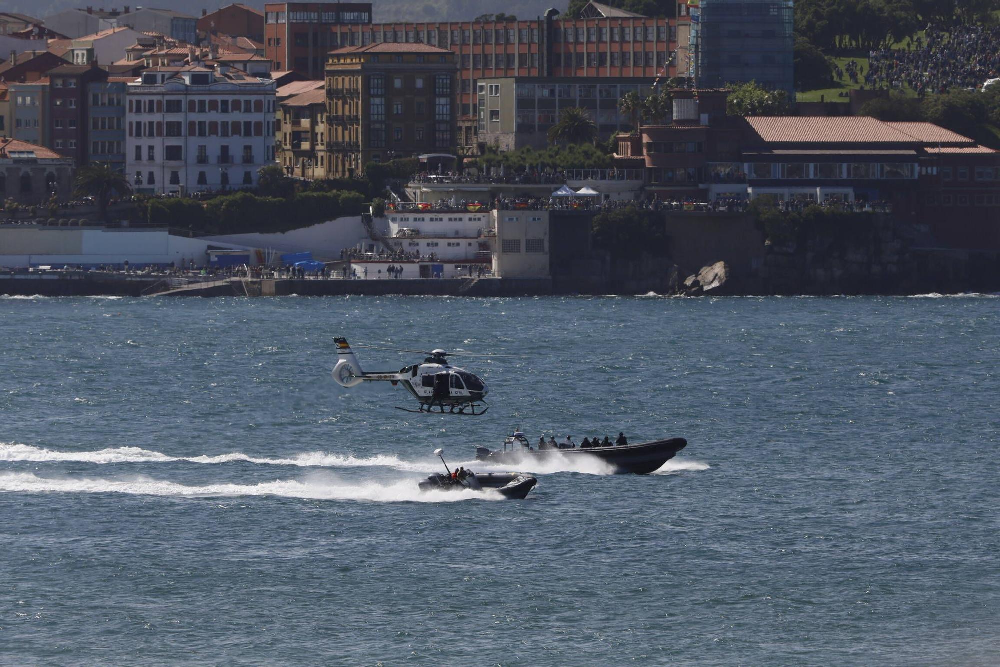 EN IMÁGENES: Así fue la revista naval  del Rey Felipe VI y la exhibición aérea en Gijón por el Día de las Fuerzas Armadas