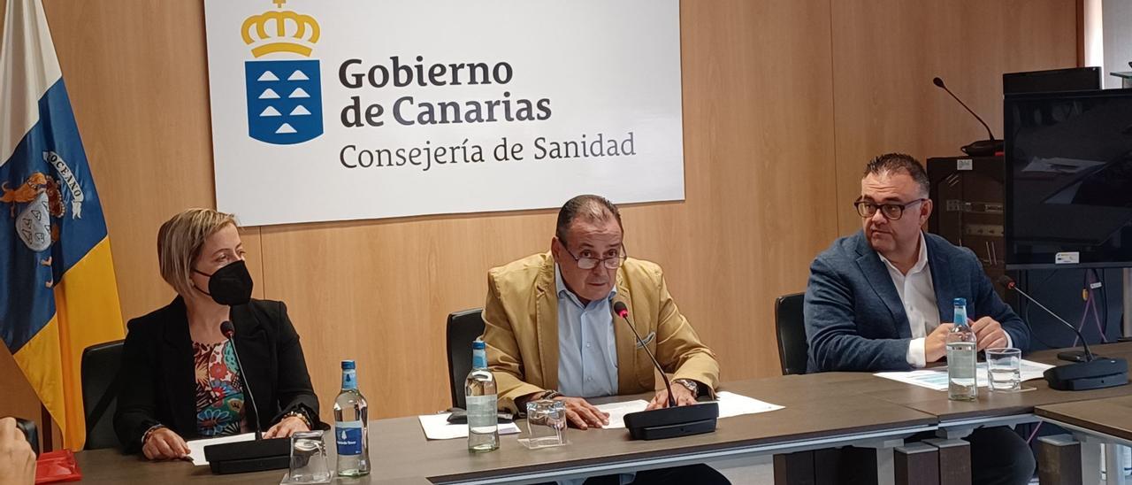 De izquierda a derecha, Montserrat Garrido, Blas Trujillo y Conrado Domínguez, este martes, durante la presentación de la estrategia.