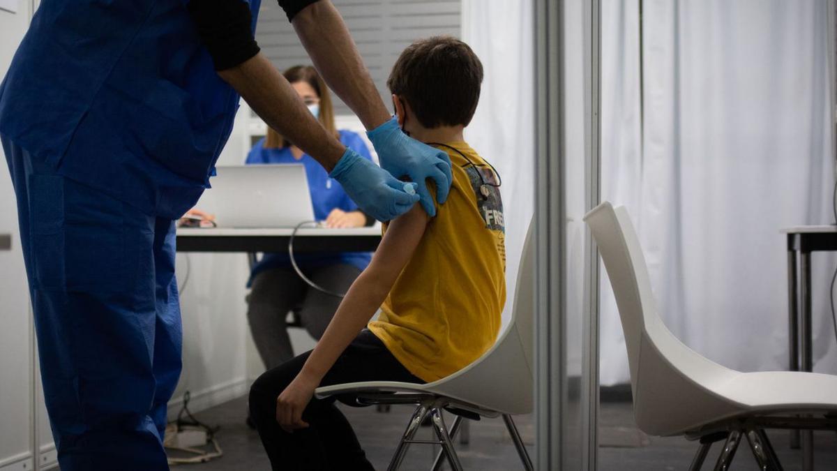 Un nen rep la vacuna contra la covid-19, a Barcelona. | DAVID ZORRAKINO / EUROPA PRESS