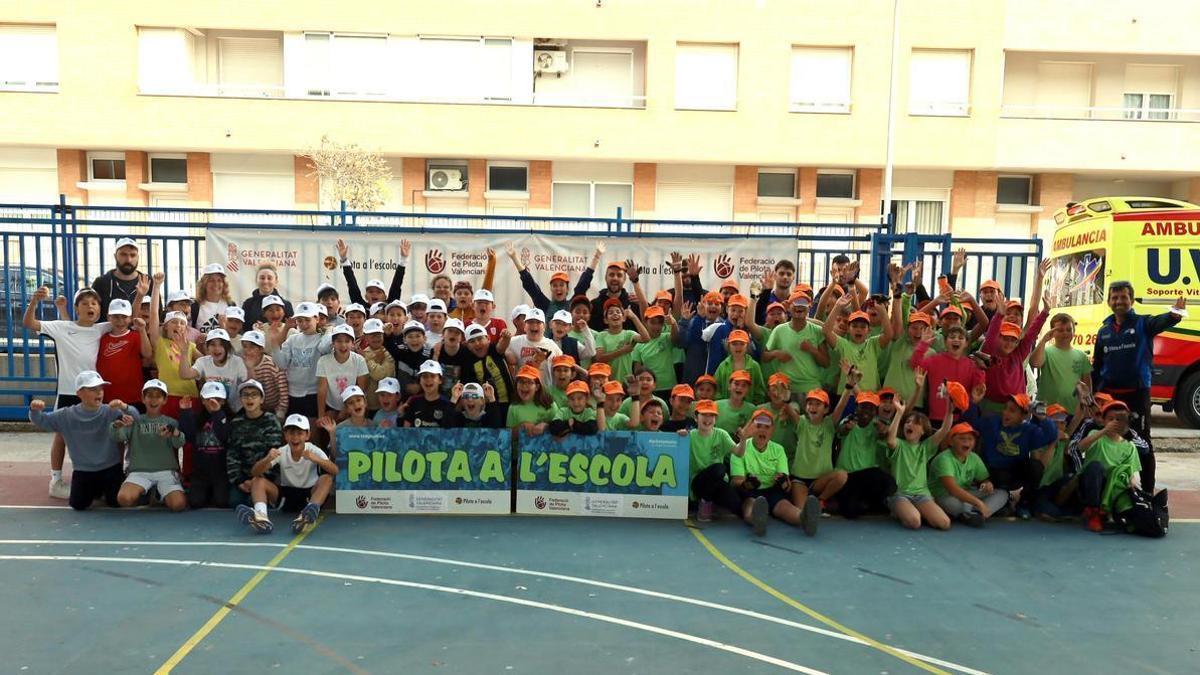 Foto de grup de la Trobada de Pilota a l'Escola de Benicarló.