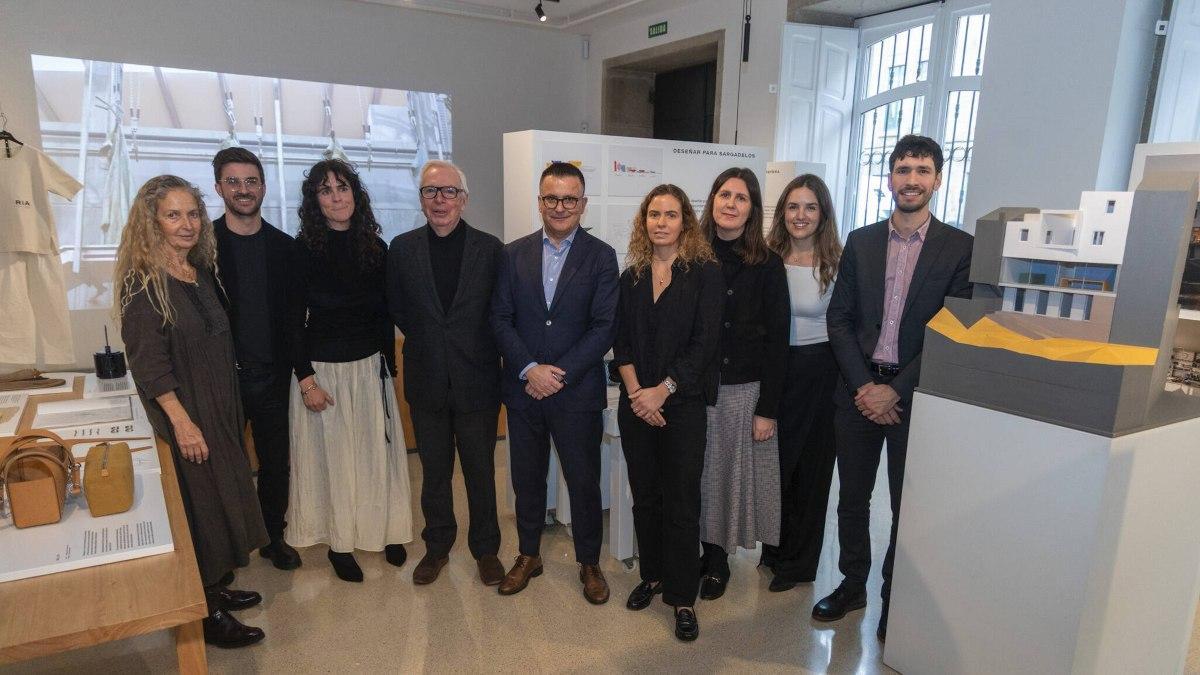 Parte de las personas protagonistas de la apertura de la muestra 'Diseño para vivir. Material, proceso y objetos cotidianos'.
