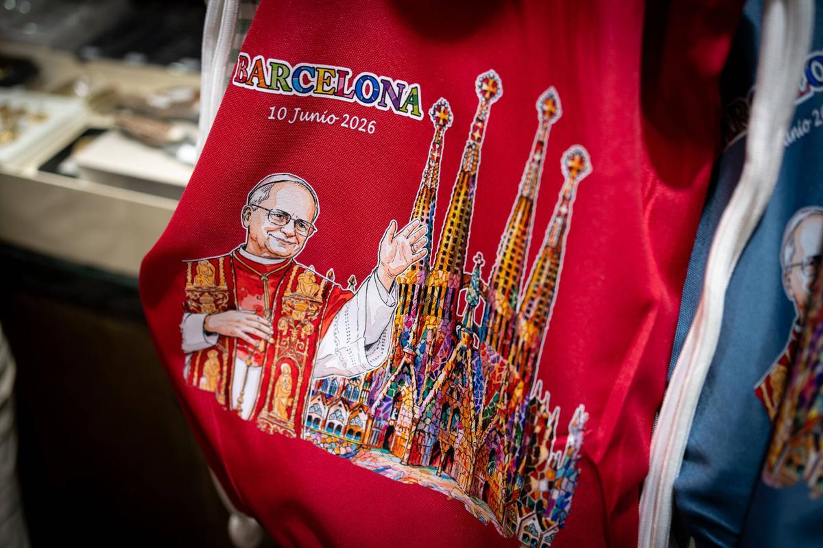 Souvenirs extraoficiales de la visita del Papa a Barcelona, a la venta frente a la Sagrada Família