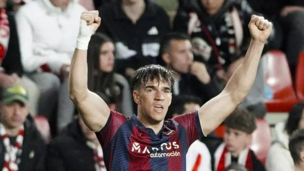 Carlos Espí festeja uno de sus goles