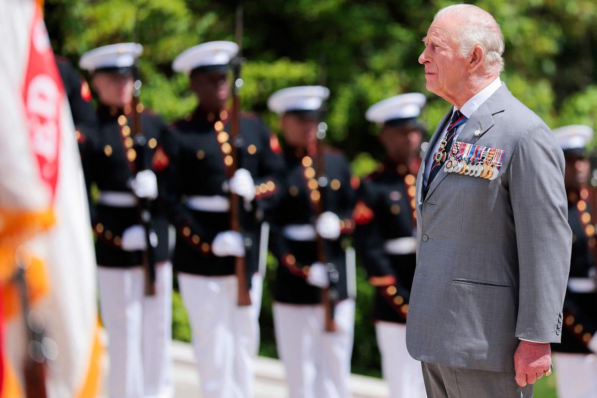 El rey Carlos III en una ceremonia en el cementerio de Arlington antes de partir hacia Bermudas, este jueves.
