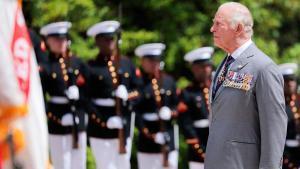 El rey Carlos III en una ceremonia en el cementerio de Arlington antes de partir hacia Bermudas, este jueves.