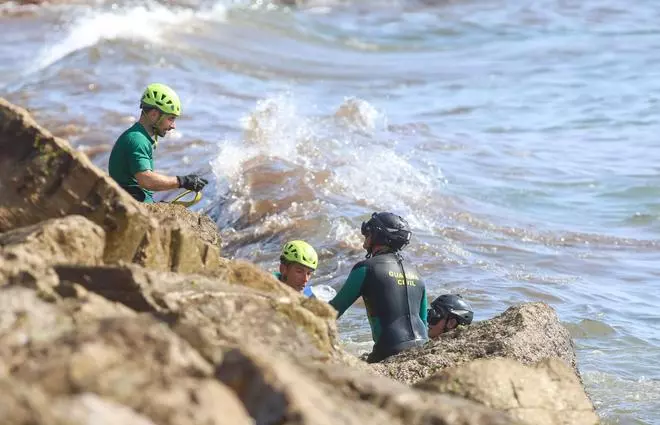 Rescate de un cadáver hallado en el espigón de la playa de Massalfassar