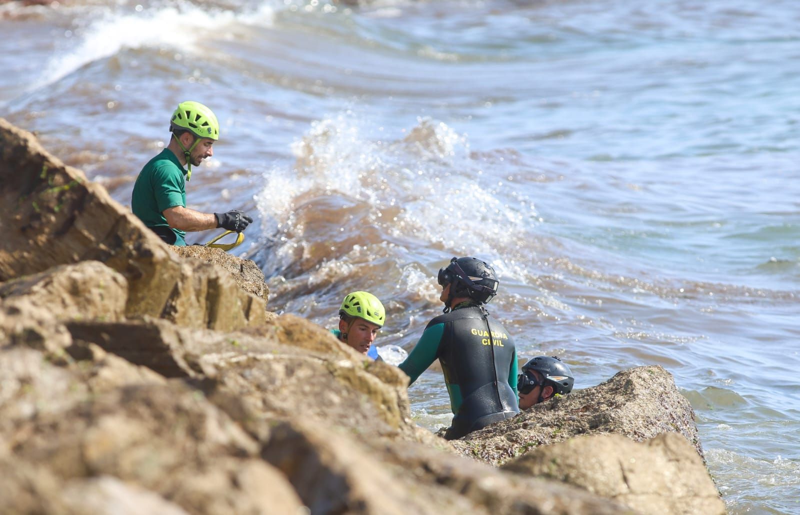 Rescate de un cadáver hallado en el espigón de la playa de Massalfassar
