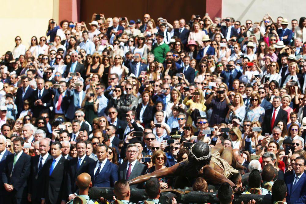 El traslado del Cristo de la Buena Muerte a cargo de la Legión volvió a congregar a numeroso público en la explanada de Santo Domingo