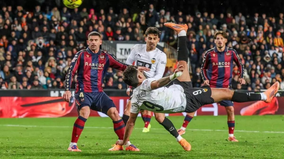 La xilena amb la qual Duro va decantar la balança en el derbi de Mestalla contra el Llevant UE