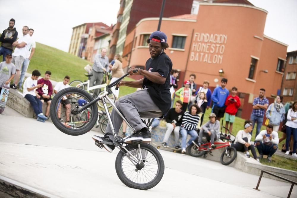 Espectáculo de BMX en el skatepark de Cimadevilla