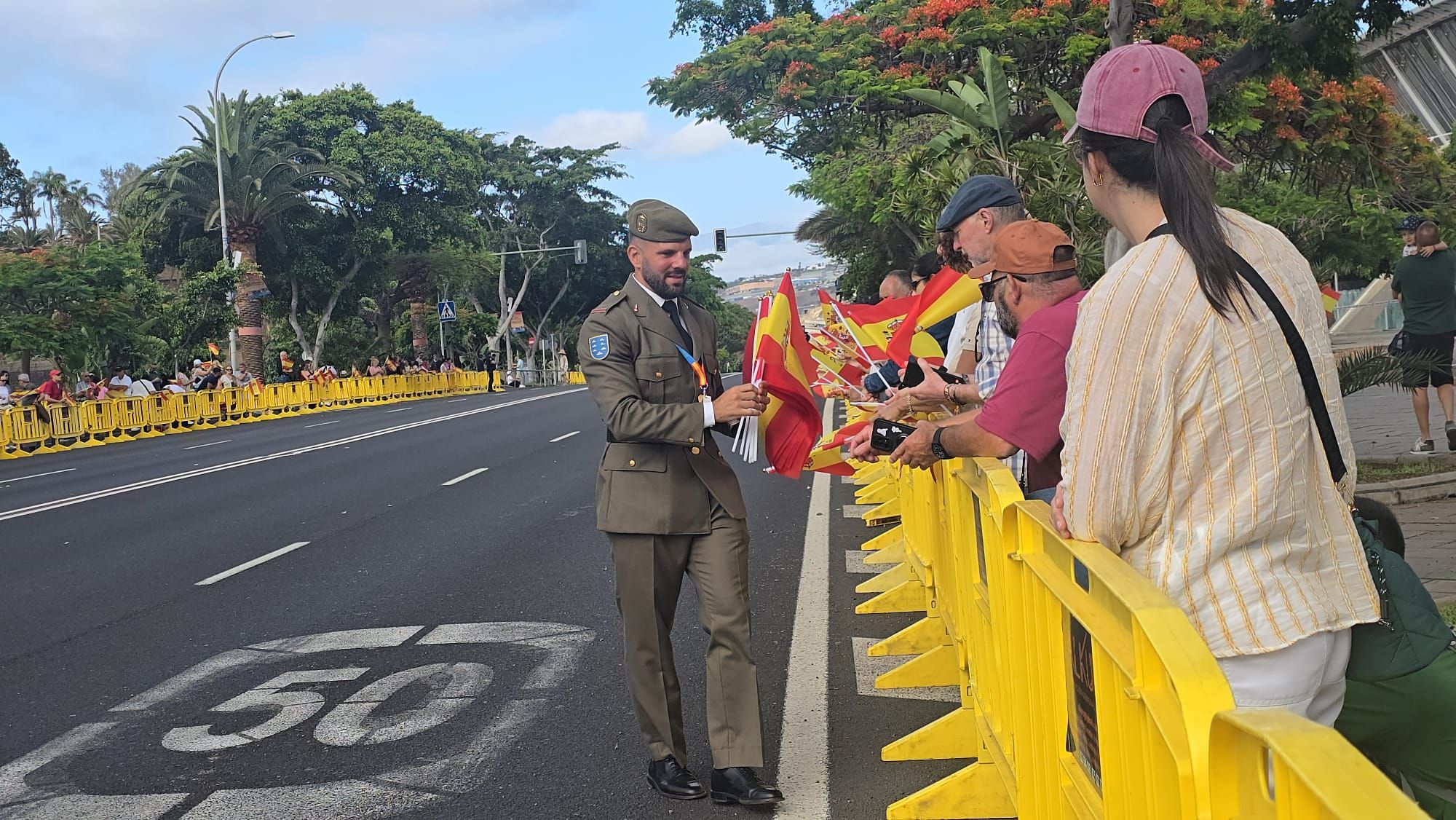Reparto de banderas antes del acto por el Día de las Fuerzas Armadas
