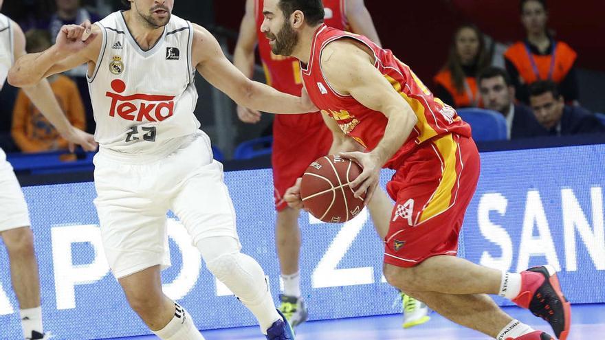 Carlos Cabezas (d) defendido por Sergio Llull (i)