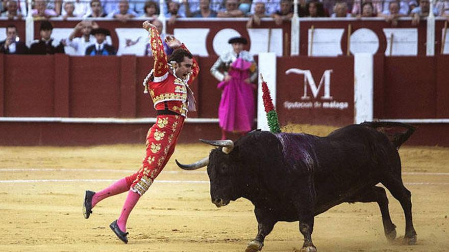 El Fandi con su primero en el festejo taurino celebrado esta tarde en La Malagueta.