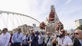 La Virgen de la Fuensanta ya peregrina por Murcia y Los Dolores la recibe con jinetes a caballo
