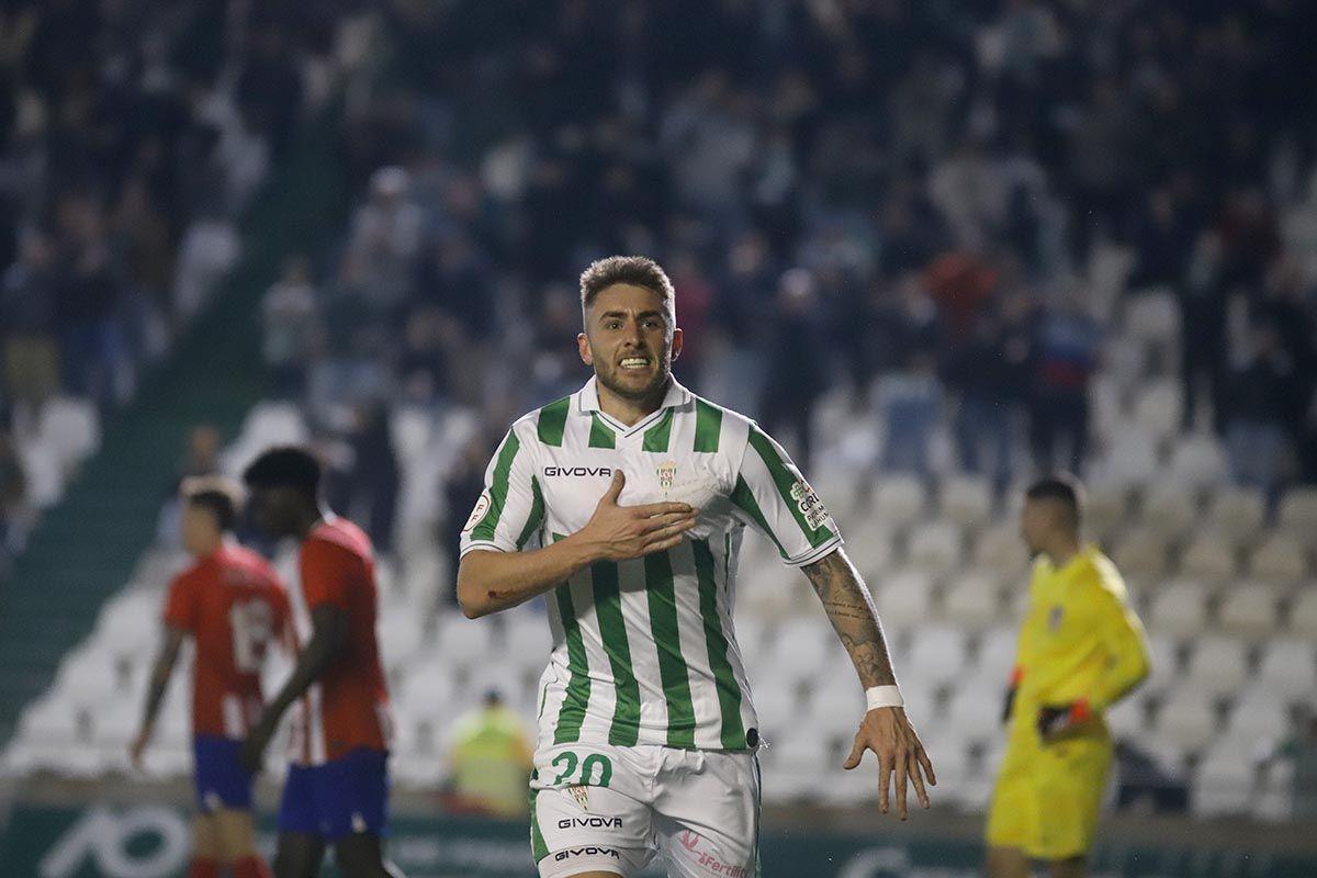 Antonio Casas celebra su gol en la pasada cita frente al Atlético de Madrid B en El Arcángel.