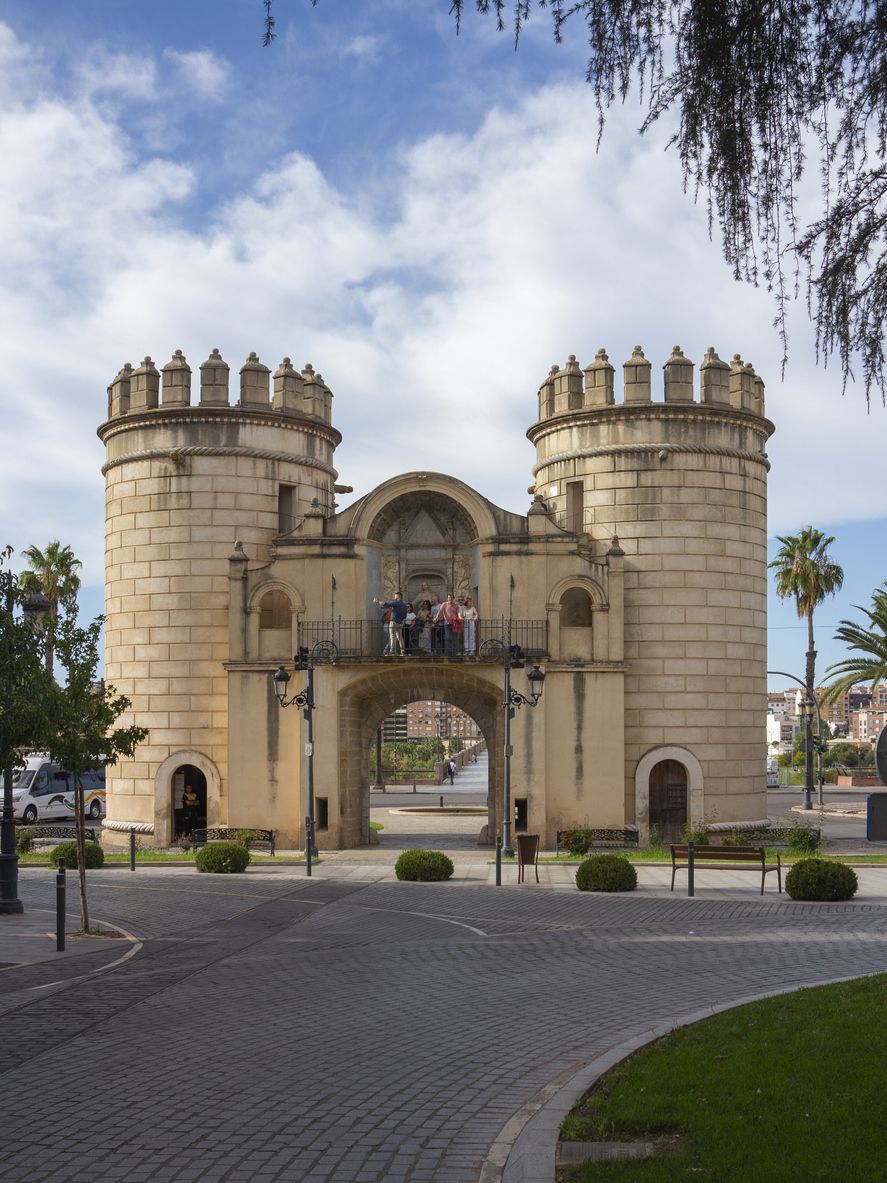 Esta puerta renacentista es otro de los grandes monumentos de la ciudad.