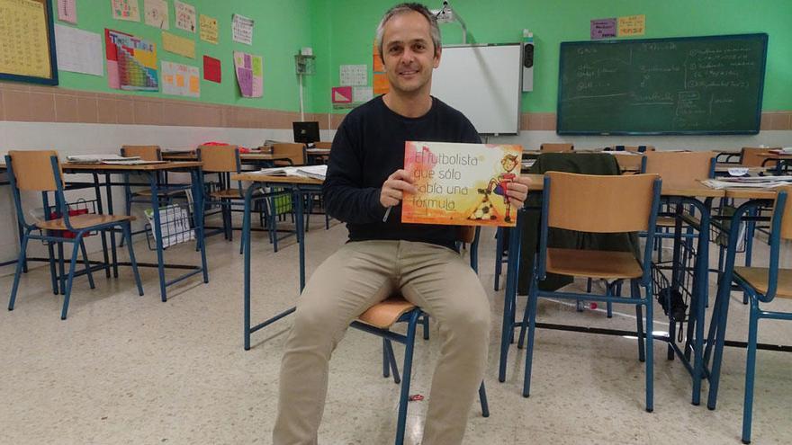 Sergio Guirado posa con su libro en un aula del IES Almenara (Vélez-Málaga), donde imparte clases.