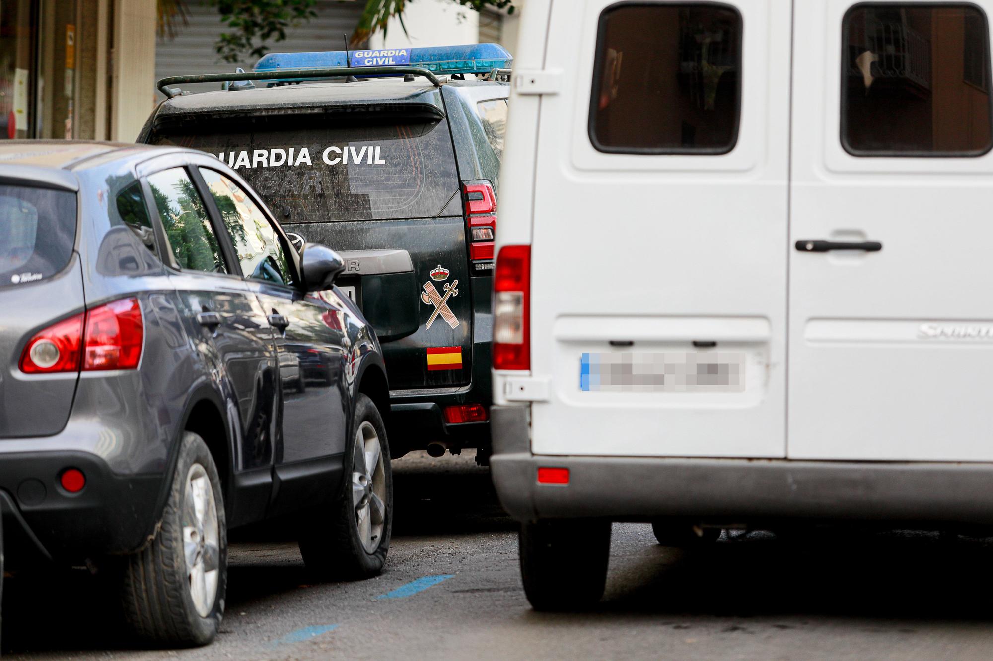 Las imágenes del registro de la Guardia Civil de Ibiza en la calle Arxiduc Lluis Salvador