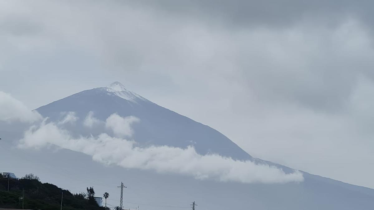 La cima del Teide nevada este miércoles