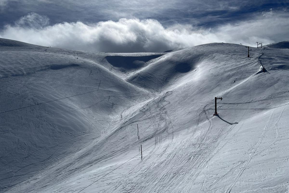 Muntanyes cobertes de blanc a cotes elevades de l'estació de La Molina (Cerdanya)