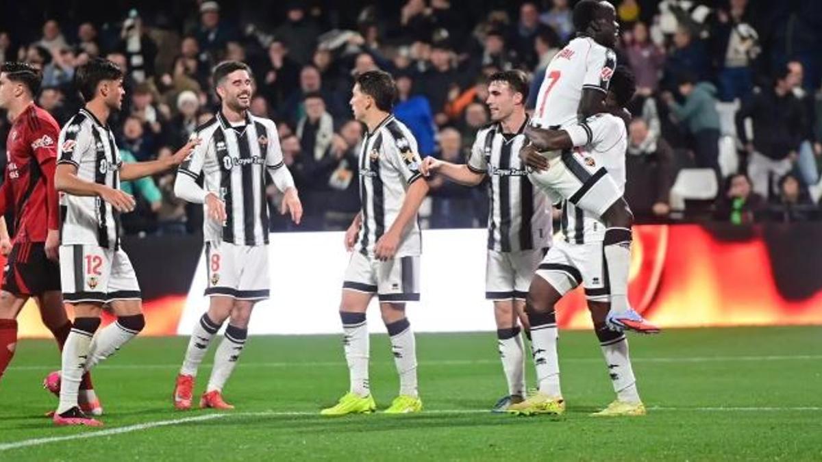 Camara y Mabil abrazándose en la celebración 2-1.