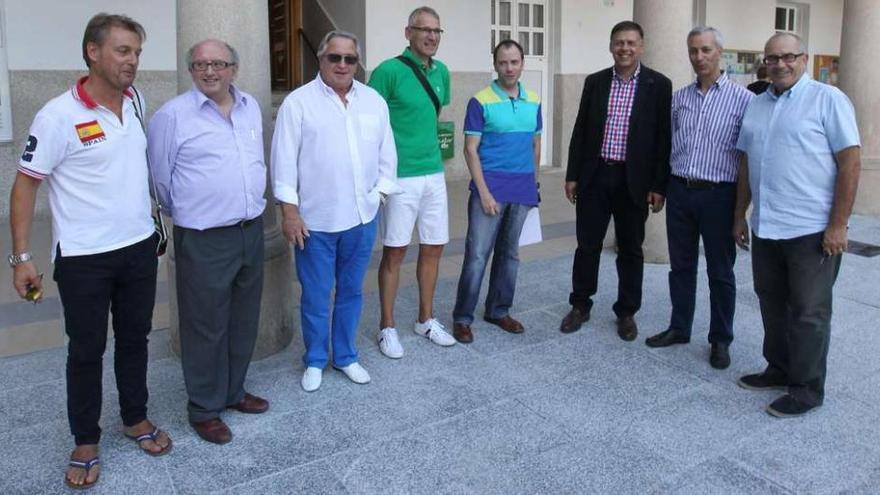 Los miembros de la UD Ourense y del colegio Salesianos, con el edil de Deportes, Alfonso Vilachá, y el asesor de Deportes de la Diputación, Bernardino González.