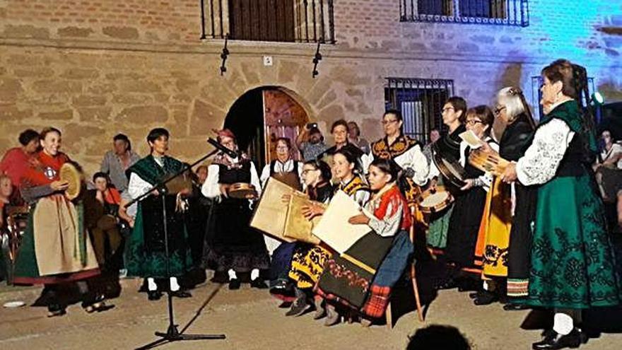 Grupo de la Escuela de Folklore de Benavente.