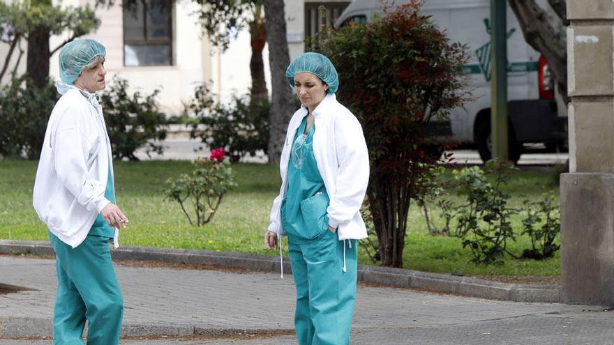 Dos sanitarios, a la puerta de un hospital.