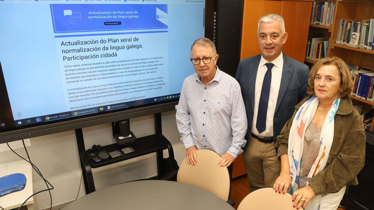 Manuel González, Valentín García e Maria Coutinho, onte, en Santiago.