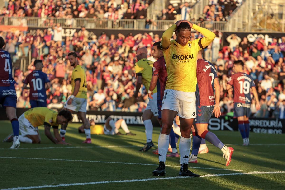 Carlos Rojas se lleva las manos a la cabeza después de un fallo del Hércules.