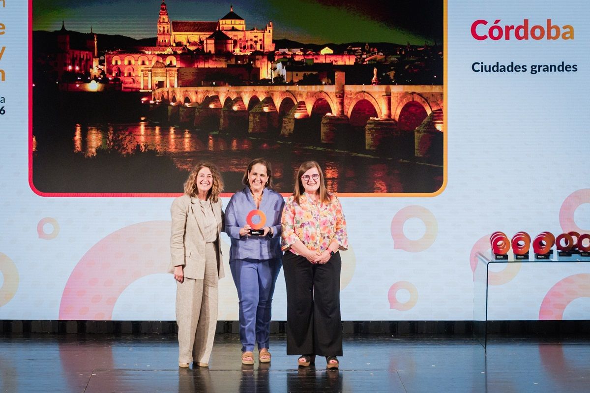 La primera teniente de alcalde y delegada de Economía y Hacienda, Blanca Torrent (centro), con el premio.