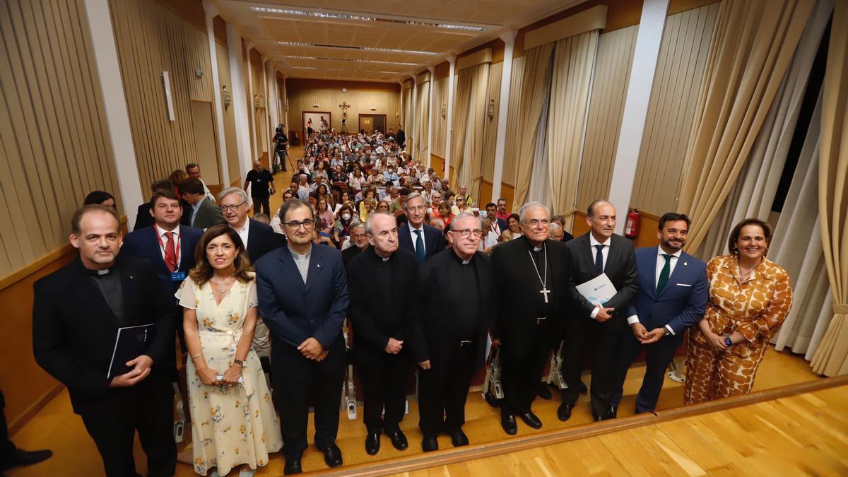 Autoridades eclesiásticas, políticas y universitarias con los asistentes, al fondo, del congreso sobre San Ignacio de Loyola.