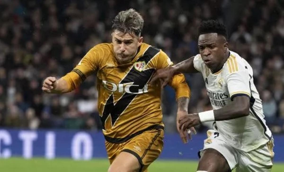 Ratiu y Vinicius pelean por un balón