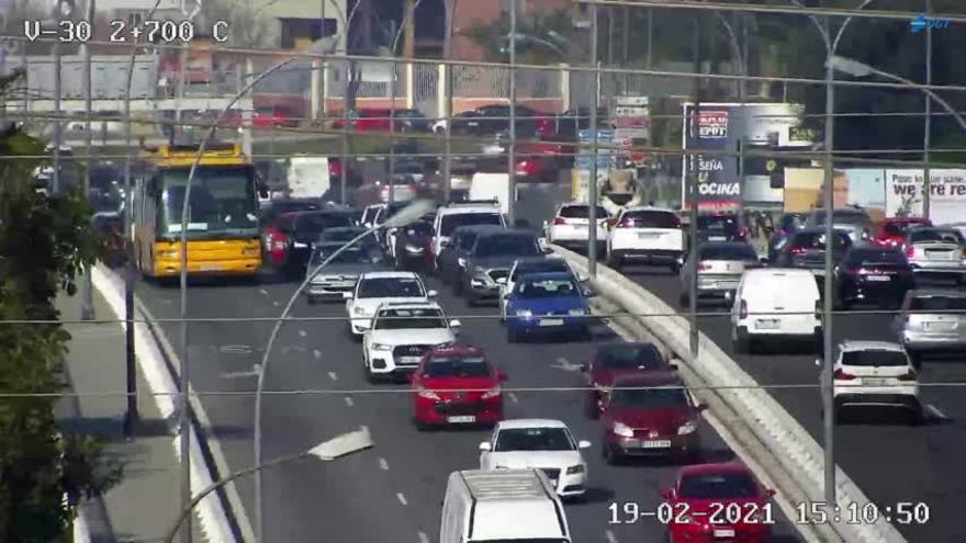 Atasco en la salida y entrada de València por la Pista de Silla.