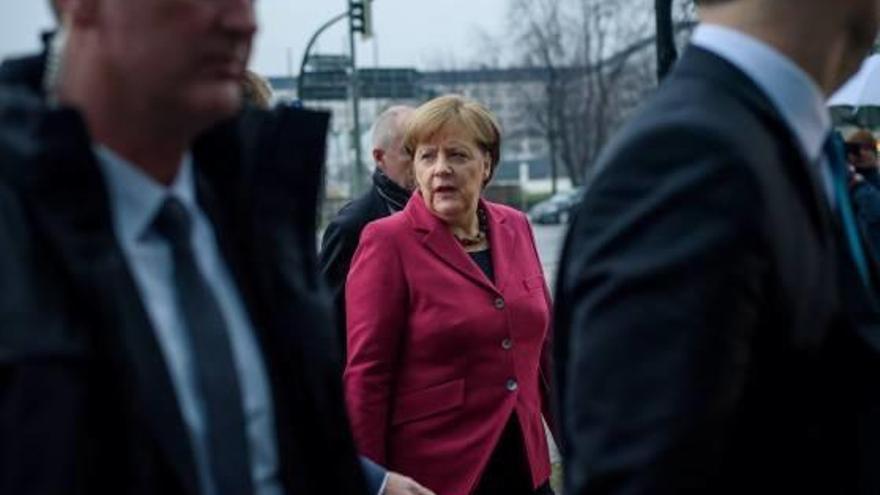 Reunió entre la cancellera Angela Merkel i els líders de l&#039;SPD i els conservadors durant mes passat .